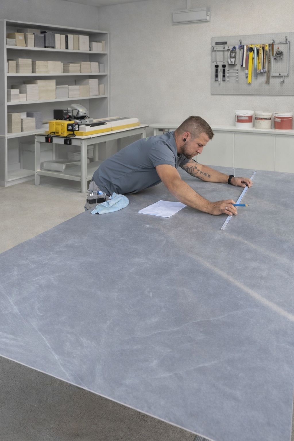 Fliesenleger bei der Arbeit